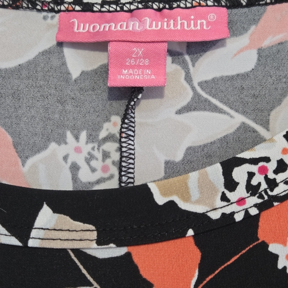 Woman Within Floral Tunic - Picture 2 of 5